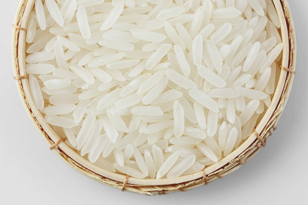 Gạo ST25 hạt thon dài, trắng đẹp