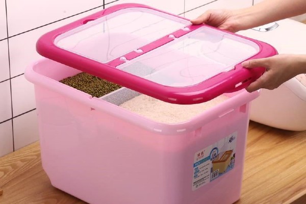 Sử dụng thùng đựng có nắp để bảo quản gạo