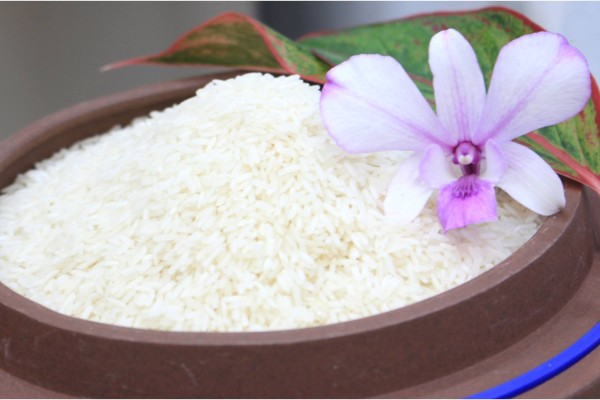 Gạo ST25 hạt dài đều, màu trắng trong và mùi thơm lá dứa dịu nhẹ