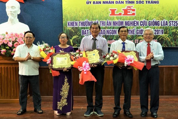 Nhóm kỹ sư Hồ Quang Cua trong buổi lễ khen thưởng và tri ân nhóm nghiên cứu giống lúa ST25 ngon nhất thế giới năm 2019 