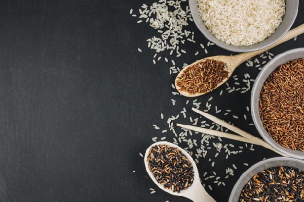 Thành phần gạo lứt có chứa nhiều dầu tự nhiên rất tốt cho cơ thể như chất béo lành mạnh giúp kiểm soát nồng độ Cholesterol.